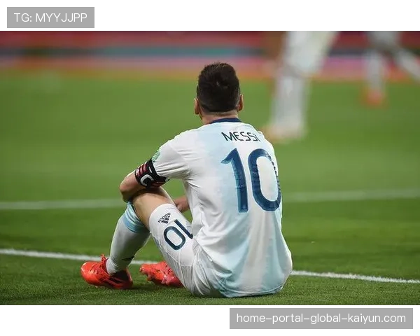 卡佩拉肘击拉拉维亚面部维持普通犯规 VAR回看认定属无意接触