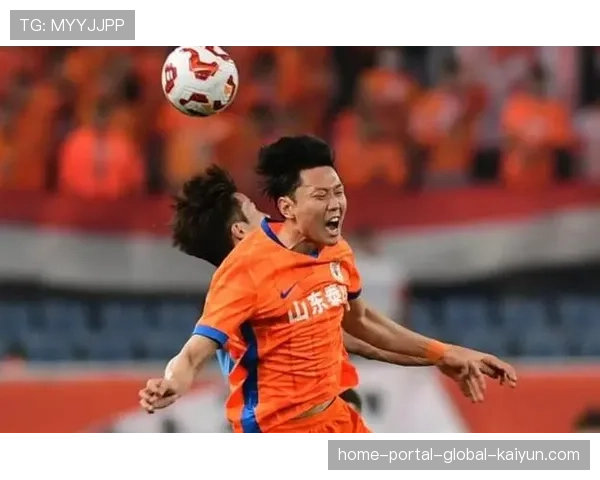 山东泰山阿尔瓦罗预判精准卡位及时,三中卫体系核心作用明显